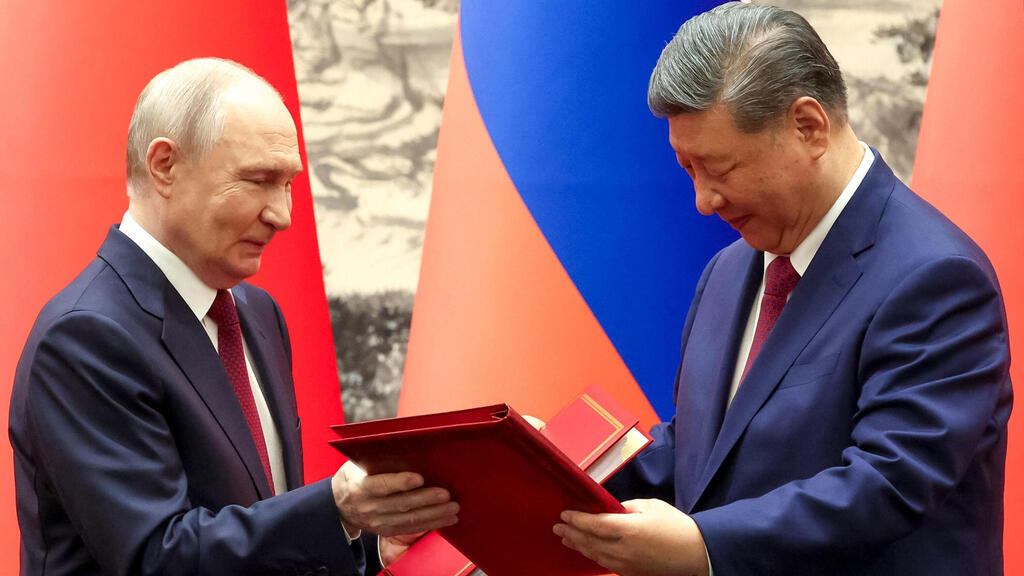 Chinese President Xi Jinping and Russian President Vladimir Putin during a visit to Beijing (Photo: Alexander KAZAKOV / POOL / AFP) נשיא סין שי ג'ינפינג נשיא רוסיה ולדימיר פוטין ביקור בייג'ינג
