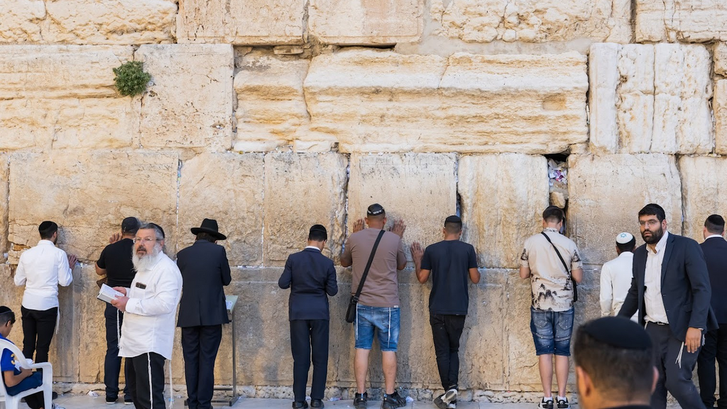 מתגיירים מתפללים בצמוד לכותל המערבי