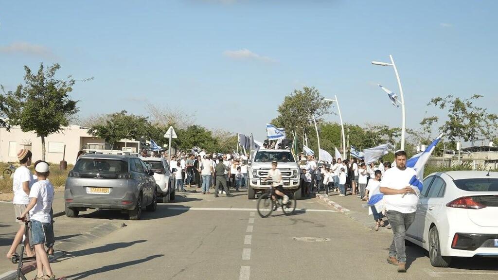 Residents of Shlomit march with Israeli flags during the dedication ceremony for the new Be’er Shalom synagogue near the Gaza and Egypt borders (Photo: Gil Shalev) Residents of Shlomit march with Israeli flags during the dedication ceremony for the new Be’er Shalom synagogue near the Gaza and Egypt borders