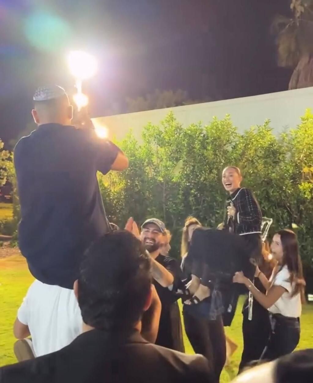 תזמינו אותנו לשבת חתן? פינס וכהן (צילום מסך: אינסטגרם) שבע ברכות אושר כהן עדן פינס