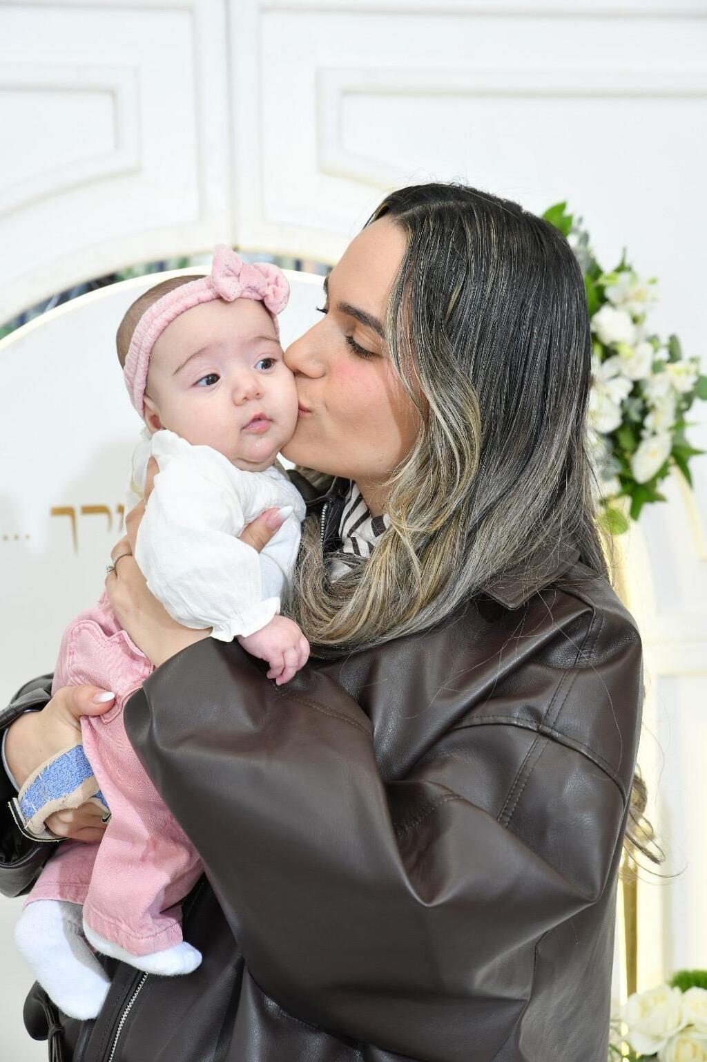 Amit Gur with her daughter (Photo: Personal album) עמית גור ובתה