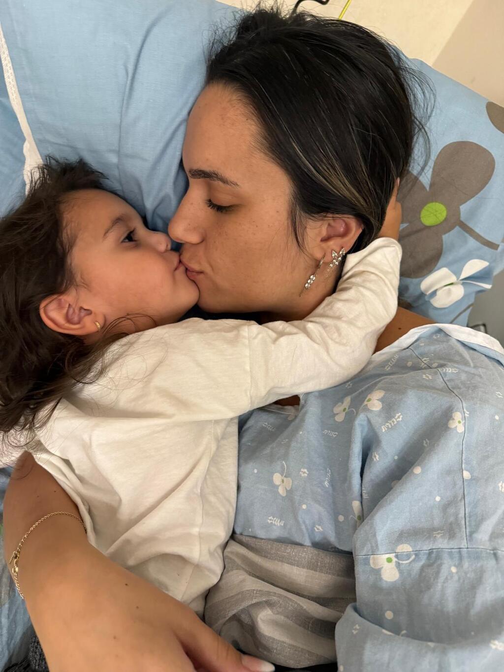 Amit Gur with her daughter (Photo: Personal album) עמית גור ובתה