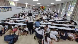 תלמידים מתגוננים בכיתה בקריית שמונה