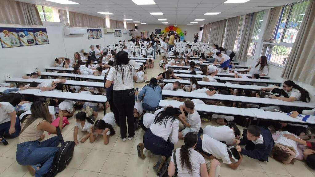תלמידים מתגוננים בכיתה בקריית שמונה