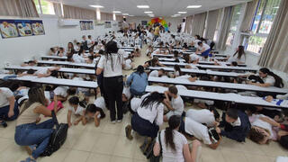 תלמידים מתגוננים בכיתה בקריית שמונה