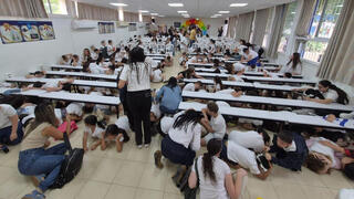 תלמידים מתגוננים בכיתה בקריית שמונה