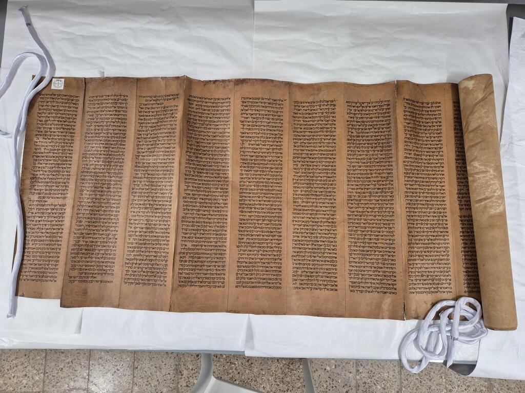 The sheets in the ancient Torah scroll (Photo: ANU - Museum of the Jewish People) היריעות בספר התורה העתיק