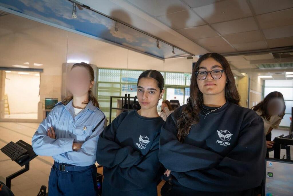 Lt. Y., Tair Cohen and Talia Nachshon (Photo: IDF) מימין לשמאל: טליה נחשון, תאיר כהן וסגן (במיל') י'