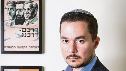 דן אילוז בלשכתו בכנסת, השבוע. "זה חוק שיש בו הרבה יותר חורים מאשר גבינה" | צילום: אלכס קולומויסקי