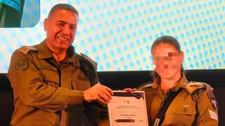 סמ״ר ש׳ בטקס הצטיינת של יחידת דובר צה״ל, אוקטובר 2025