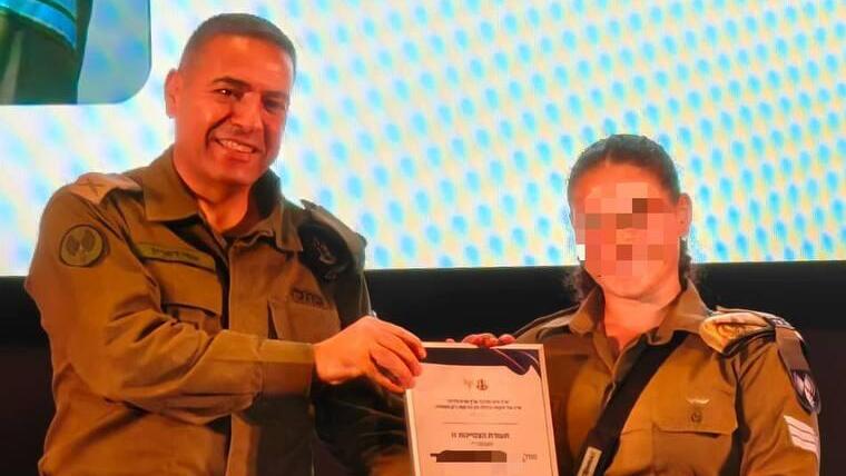 סמ״ר ש׳ בטקס הצטיינת של יחידת דובר צה״ל, אוקטובר 2025