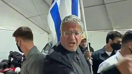 פנתה לבין גביר - ורותקה על ידי שב״ס