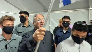 פנתה לבין גביר - ורותקה על ידי שב״ס