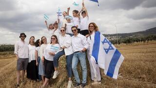 עולים חדשים חוגגים חג שבועות בעמק יזרעאל