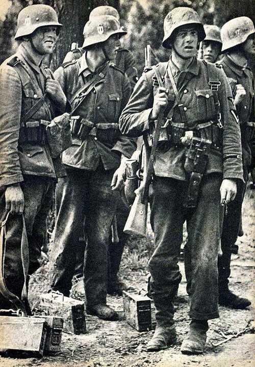Soldiers of the SS Charlemagne Regiment Soldiers of the SS Charlemagne Regiment