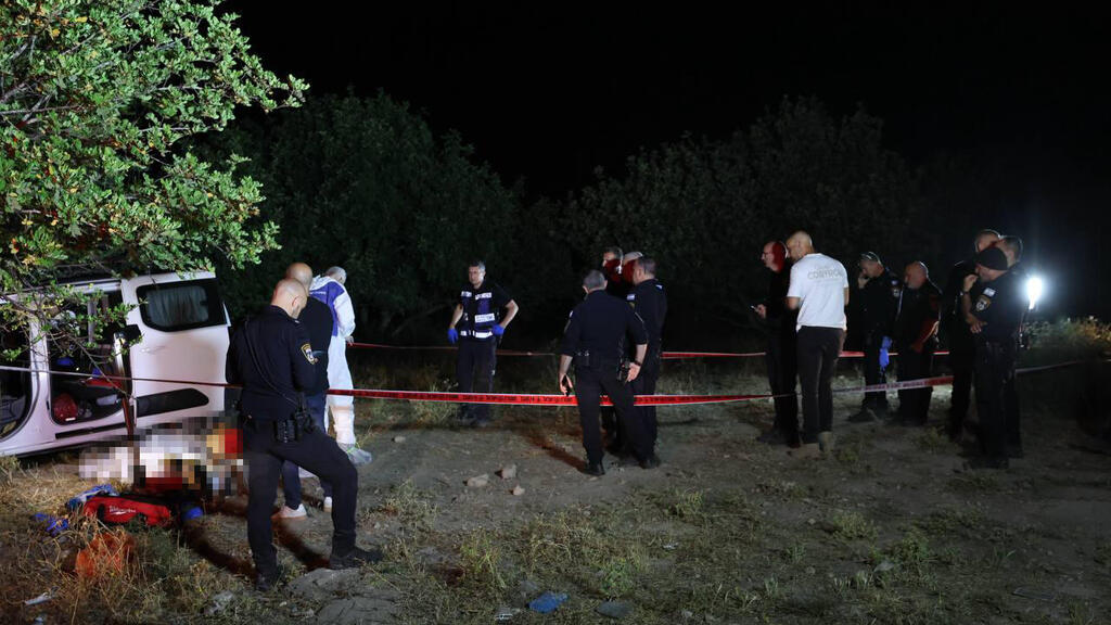 На месте убийства супругов Приходько (Фото: Таль Шахар) גבר ואישה אותרו ללא רוח חיים בשטח פתוח בגזרת משמר איילון