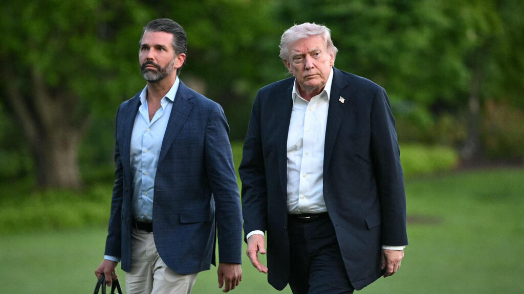 Donald Trump with his son (Photo: Mandel NGAN / AFP) דונלד טראמפ ודונלד טראמפ ג'וניור
