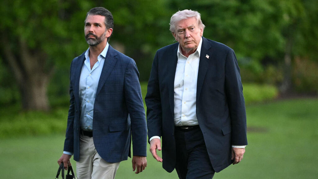 Donald Trump and Donald Trump Jr. (Photo: Mandel NGAN / AFP) דונלד טראמפ ודונלד טראמפ ג'וניור