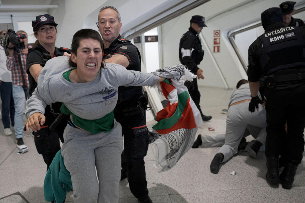Gaza flotilla activist arrested by Bilbao police upon their return to the country (Photo: Idurre ETXABURU / AFP) פעילי המשט לעזה נעצרים על ידי משטרת בילבאו בחזרתם למדינה