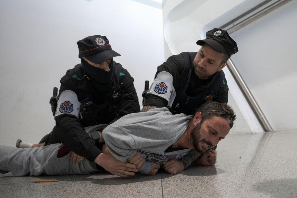 Gaza flotilla activist arrested by Bilbao police upon their return to the country (Photo: Idurre ETXABURU / AFP) פעילי המשט לעזה נעצרים על ידי משטרת בילבאו בחזרתם למדינה