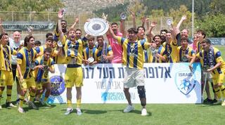 שחקני מכבי תל אביב חוגגים אליפות