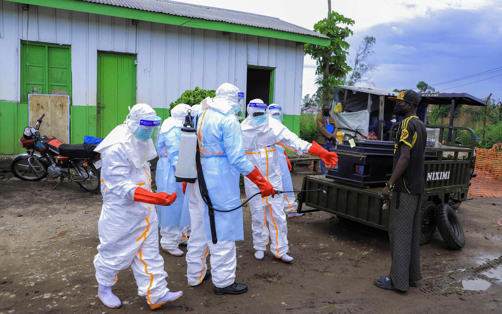 Disinfection operations following Ebola outbreak in the Democratic Republic of the Congo (Photo: REUTERS / Stringer) פעולות חיטוי בעקבות התפרצות אבולה ברפובליקה הדמוקרטית של קונגו