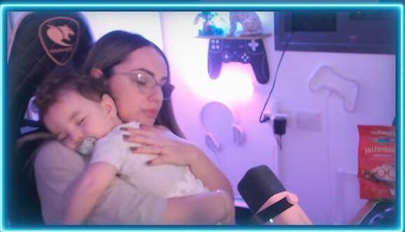 Shelly Katzav with her youngest son (Screenshot) שלי קצב עם הבן הקטן