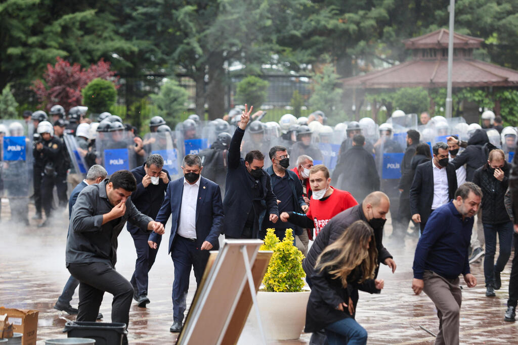 Riot police outside CHP's headquarters (Photo: REUTERS/Efekan Akyuz) טורקיה מהומות עימותים ליד מטה מפלגת האופוזיציה CHP המשטרה מפנה את המנהיג