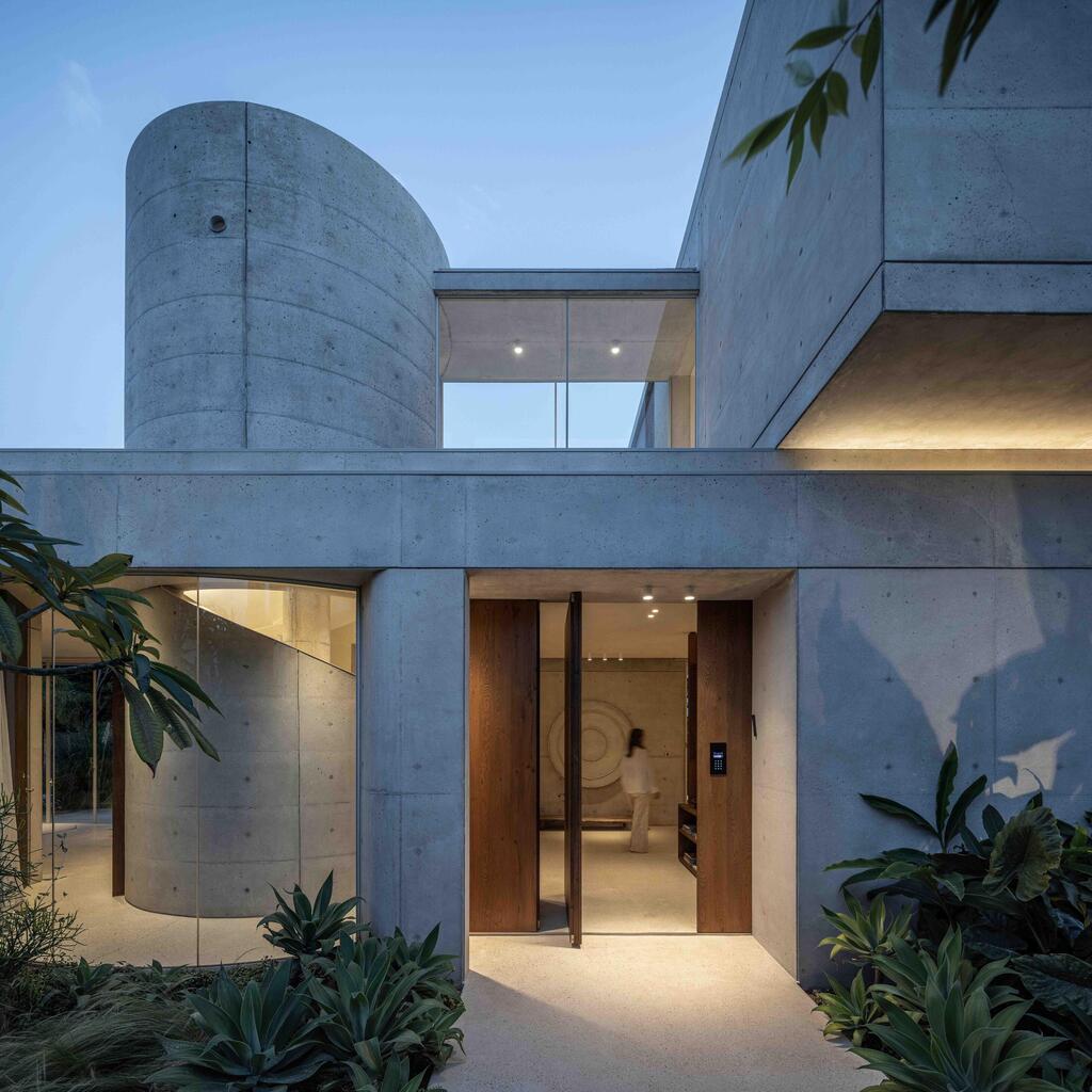 Concrete structure made of two rectangular prisms: Compass Rose House by Jacobs-Yaniv Architects (Photo: Studio Aiko) יעקבס יניב - פרויקט שושנת הרוחות