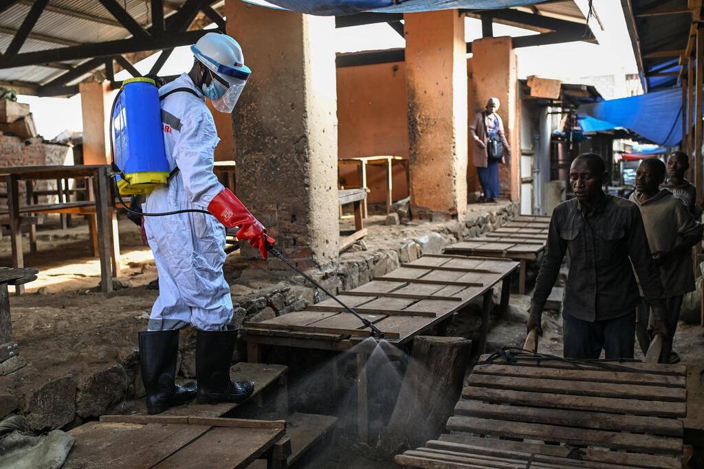 Christian Lindmeier tells ynet Global: the outbreak is a serious regional threat involving a strain for which no vaccine or approved treatment currently exists (Photo: AP Photo / Moses Sawasawa) פעולות חיטוי בעקבות התפרצות אבולה ברפובליקה הדמוקרטית של קונגו
