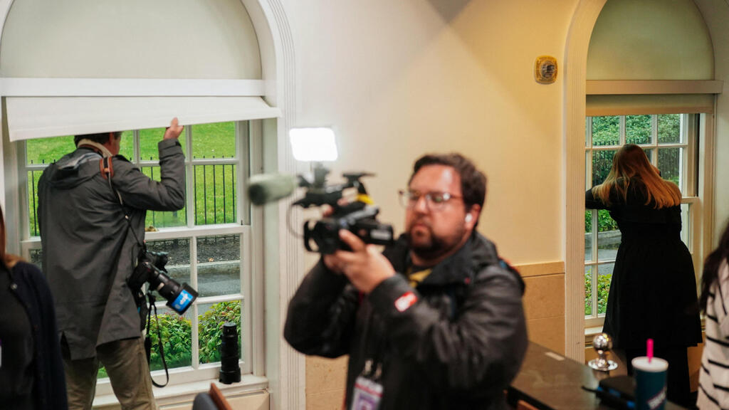 עיתונאים מציצים מהחלונות לאחר הירי בבית הלבן