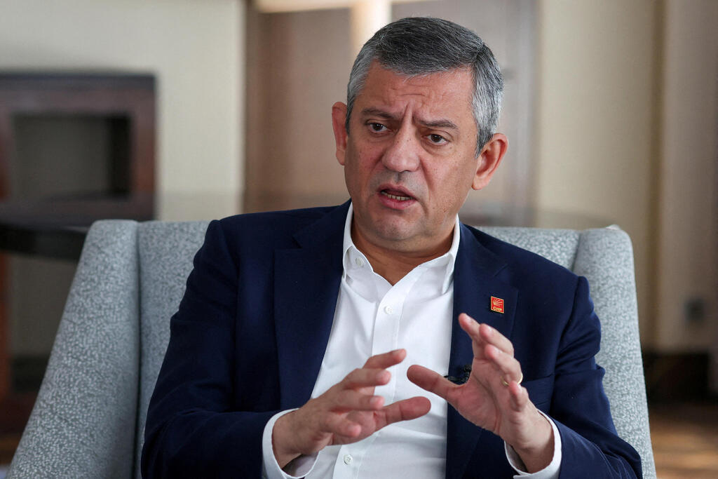 CHP leader Ozgur Ozel (Photo: REUTERS/Murad Sezer/File Photo) טורקיה מהומות עימותים ליד מטה מפלגת האופוזיציה CHP המשטרה מפנה את המנהיג אוזגור אוזל