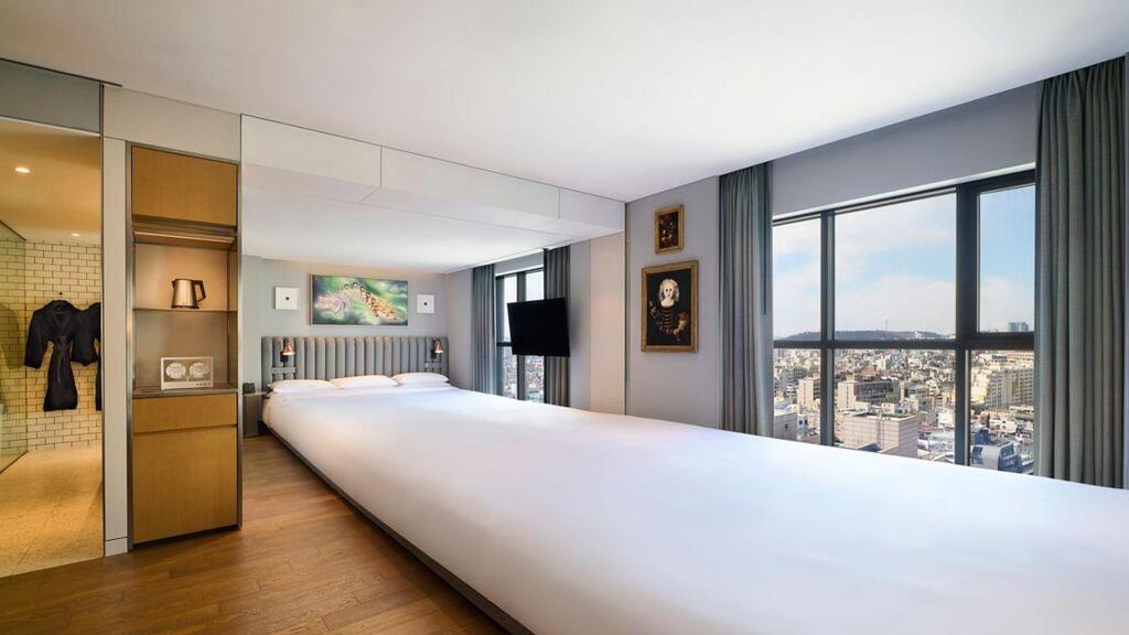 Curator Suite 1503