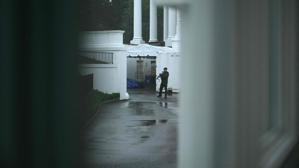Armed security personnel at the White House after nearby gunfire (Photo: BRENDAN SMIALOWSKI AFP) מאבטחים חמושים בבית הלבן בעקבות ירי