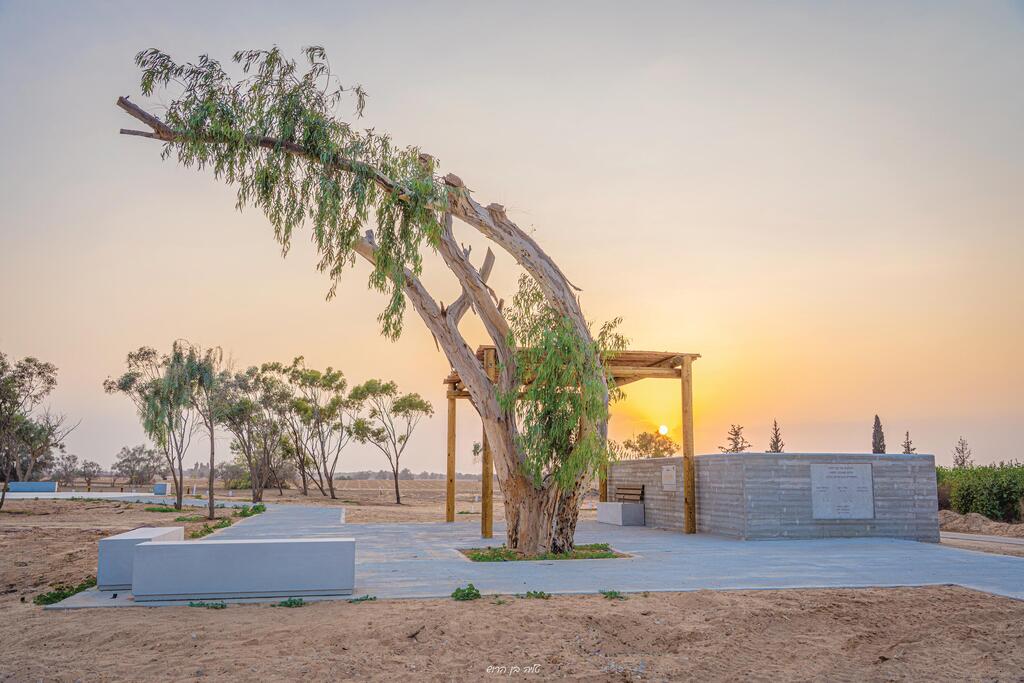 The footprints of Shiri, Ariel and Kfir Bibas, designed by architect Tzvika Pasternak (Photo: Talia Ben Harosh) פרויקט הנצחה - עקבות ביבס