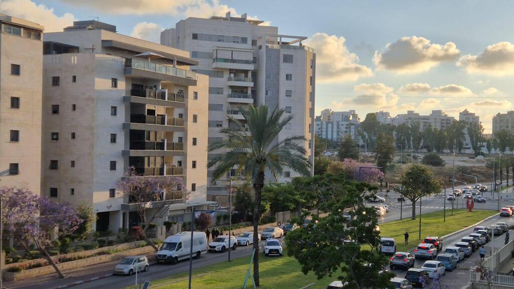 Дом в Ашкелоне, с балкона которого упал подросток הבניין ממנו נפל ילד בן 17 מהקומה השישית