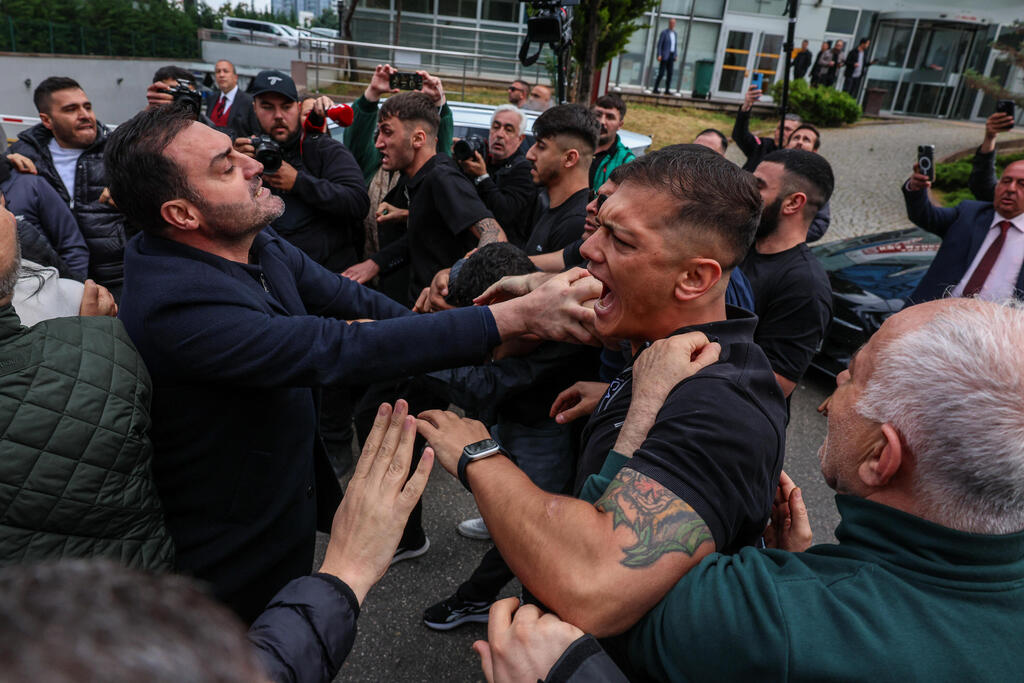Supporters of newly appointed CHP Chairman, Kemal Kilicdaroglu scuffle with supporters of ousted party leader Ozgur Ozel outside the party’s headquarters as rival groups attempt to enter the building (Photo: Serdar Ozsoy/Getty Images) Supporters of newly appointed CHP Chairman, Kemal Kilicdaroglu scuffle with supporters of ousted party leader Ozgur Ozel outside the party’s headquarters as rival groups attempt to enter the building