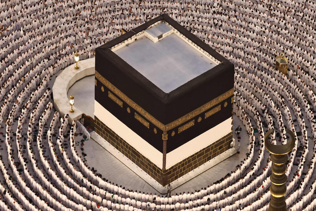 The Kaaba in Mecca (Photo: Zain JAAFAR / AFP) סעודיה חאג' מוסלמים מכה כעבה האבן הקדושה