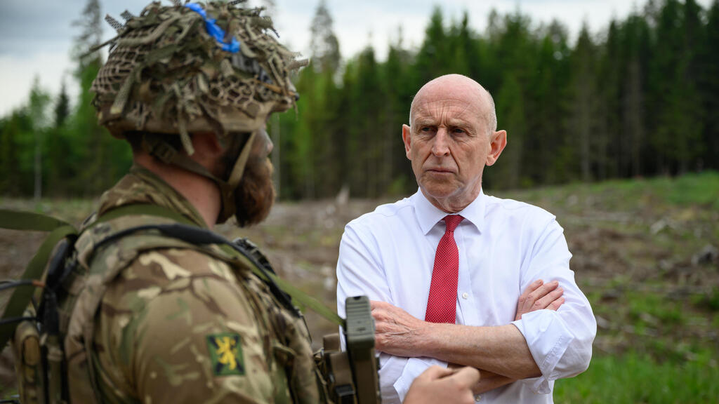 Britain’s defence secretary John Healy inspects British soldiers during an exercise in Estonia (Photo: Leon Neal/Getty Images) שר ההגנה של בריטניה ג'ון הילי מבקר חיילים בריטים בתרגיל ב אסטוניה
