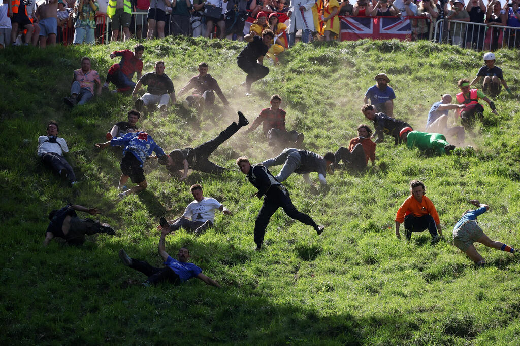 Photo: REUTERS/Isabel Infantes תחרות גלגול גבינה מסורתית ב בריטניה גלוסטרשייר בצל גל חום ב אירופה
