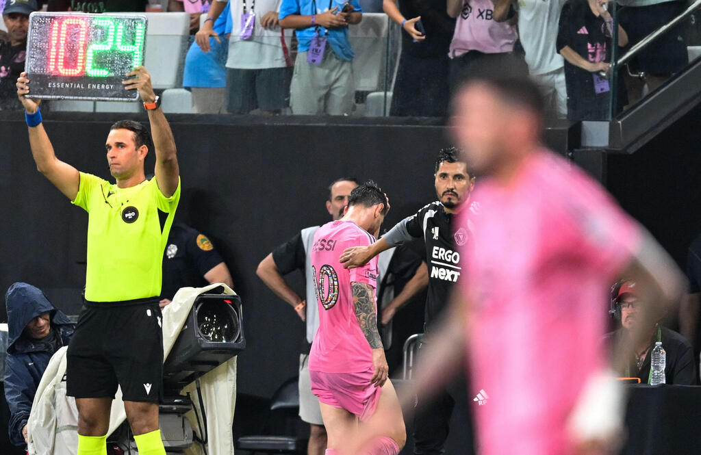 Messi heads to the locker room after being substituted (Photo: CHANDAN KHANNA / AFP) מסי