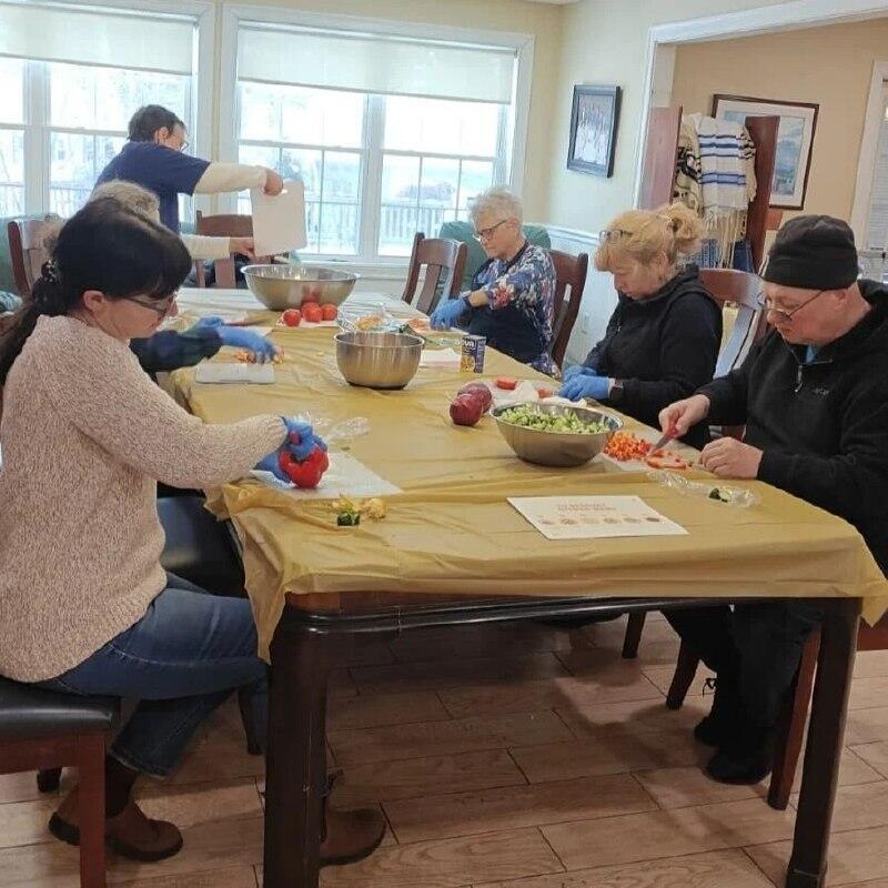 Volunteers with the “Kitchen of Kindness” initiative מתנדבים ומתנדבות במיזם "מטבח של לב"