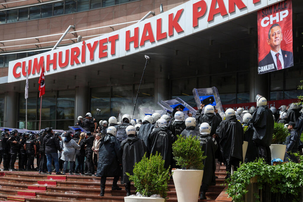 Turkish riot police enter the headquarters of the main opposition Republican People’s Party (CHP) to evict its ousted leadership in Ankara, Turkey (Photo: Efekan Akyuz/Reuters) Turkish riot police enter the headquarters of the main opposition Republican People’s Party (CHP) to evict its ousted leadership in Ankara, Turkey