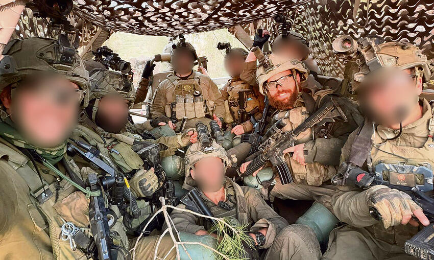 Weitzman with fellow combat soldiers: 'Hasidic community is not against the soldiers; it is more complicated because of yeshiva students' יהודה ויצמן עם חבריו ליחידה. הרב הלוחם