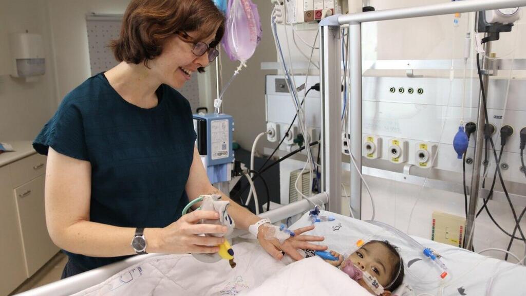 Donor Talya Eden with baby Bissan (Photo: Schneider spokesperson’s office) ד"ר טליה עדן תרמה אונת כבד לפעוטה ביסאן בת השמונה חודשים