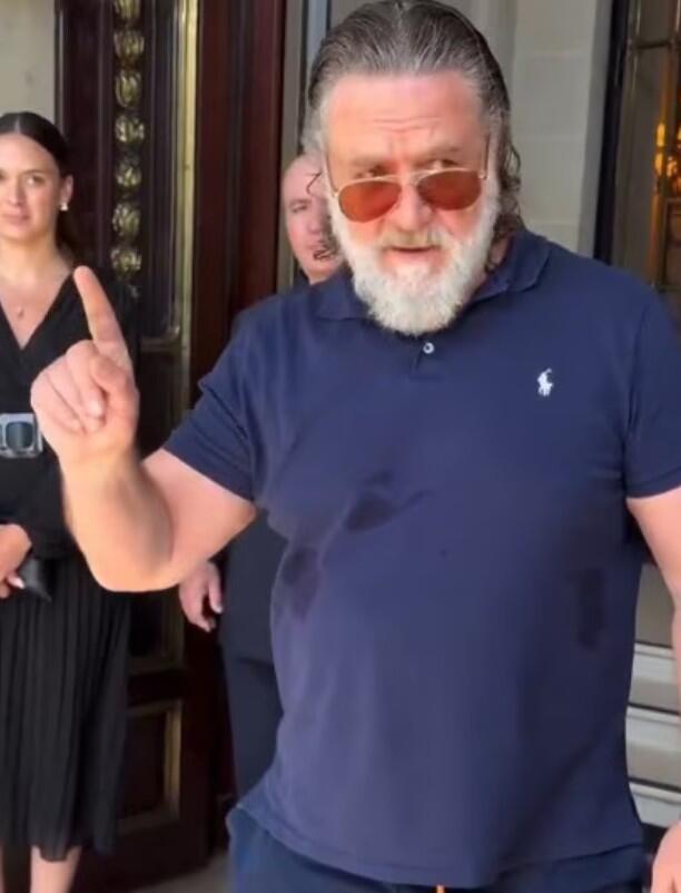 "תקשיבו לי טוב". ראסל קרואו (צילום מסך) ראסל קרואו