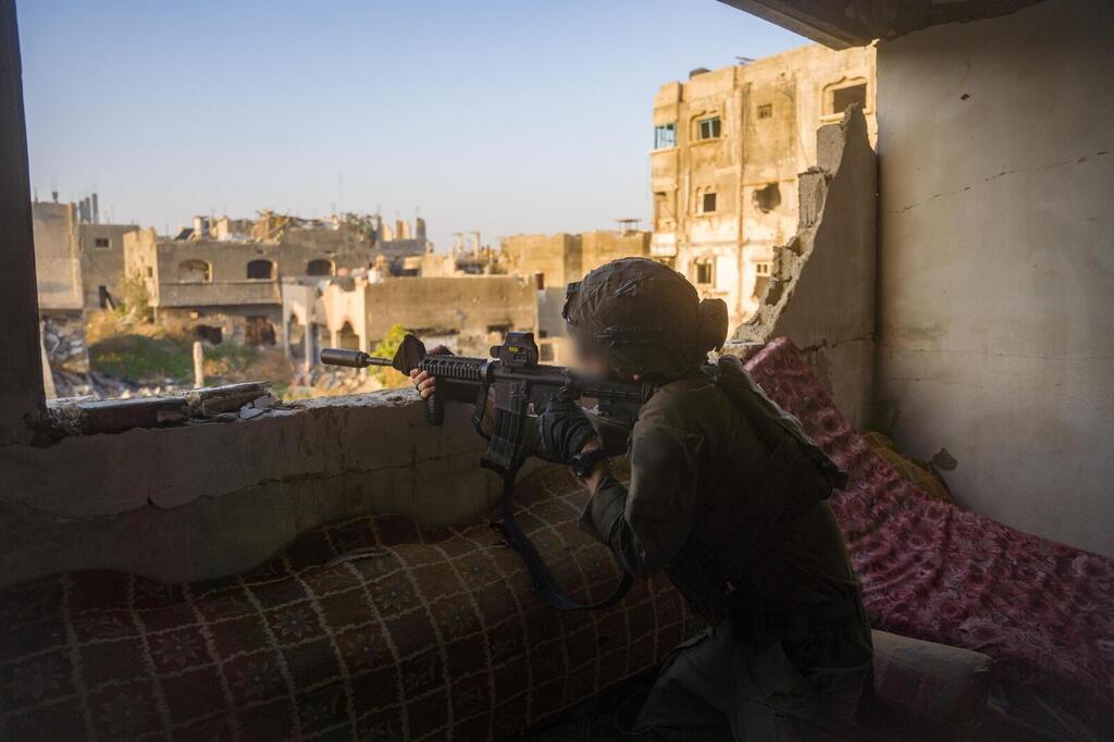 An IDF soldier takes position inside a damaged building in Beit Hanoun during operations targeting Hamas infrastructure in northern Gaza, in a handout photo released Tuesday (Photo: IDF) כוחות החטיבה הצפונית ויחידת יהל״ם במבצע הנדסי להשמדת תוואי טרור במרחב בית חאנון