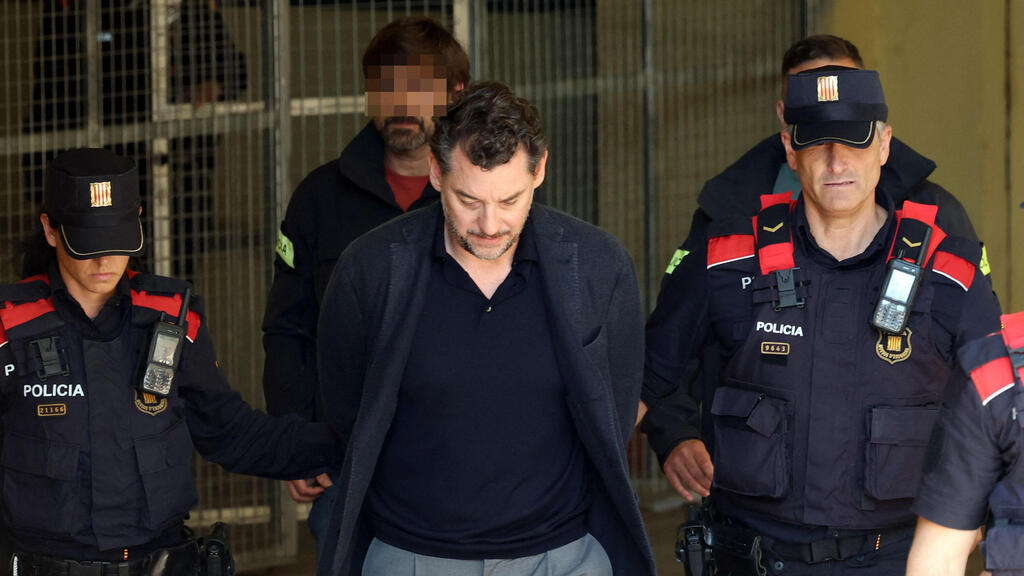 Jonathan Andic’s arrest on suspicion of murdering his father, Isak Andic, 2026 (Photo: Lluis GENE/AFP) ג'ונתן אנדיק נעצר בחשד לרצח אביו איזק אנדיק, 2026