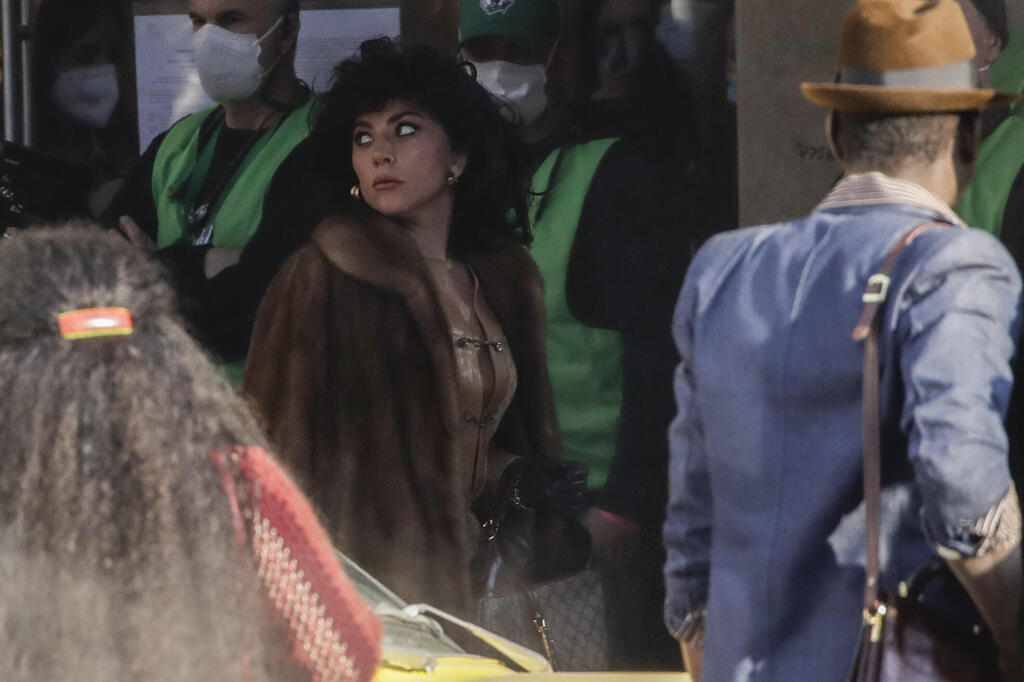 Lady Gaga as Patrizia Reggiani on the set of “House of Gucci,” 2021 (Photo: Luca Bruno) ליידי גאגא בתפקיד פטריציה רג'יאני בצילומי הסרט "בית גוצ'י", 2021