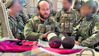 יהודה ויצמן עם חבריו ליחידה. הרב הלוחם
